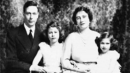 Královna Alžběta II. s otcem Jiřím VI., královnou matkou a sestrou Margaret (vpravo)