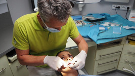 Veronika Zelníčková při stomatologickém chirurgickém zákroku