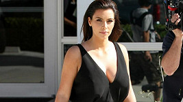 Kim Kardashian si zapomněla vzít podprsenku.