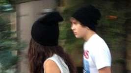 Selena Gomez s Austinem Mahonem, který je z dálky od Biebera k nerozeznání.
