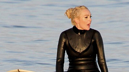Lindsay Lohan na surfu.