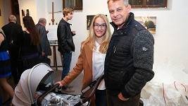 Filip Renč s manželkou Maruškou a dcerkou Sofií vyrazil na výstavu fotografií.