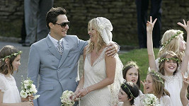 Nevěsta Kate Moss s ženichem Jamie Hincem.