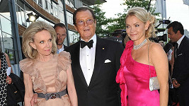 Roger Moore s manželkou Kiki a dcerou Christinou, která podlehla rakovině.