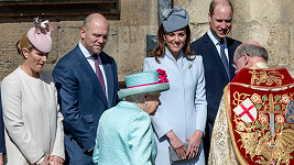Královna Alžběta II. na snímku s vnučkou Zarou Phillips, jejím manželem Mikem Tindallem a vnukem princem Williamem a jeho chotí Catherine na snímku z roku 2019.