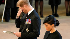 Princ Harry a jeho manželka Meghan se ocitli na samém konci seznamu královské rodiny.