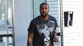 Vytočený Kanye West krátce po útoku na drzého teenagera.