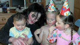 Jeden z mála snímků Michaela a jeho tří dětí. 
