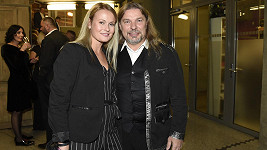 Petr Kolář dorazil na premiéru muzikálu Doktor Ox s přítelkyní Lenkou. 