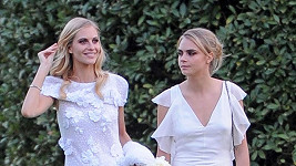 Nevěsta Poppy se sestrou Carou v den svatby.