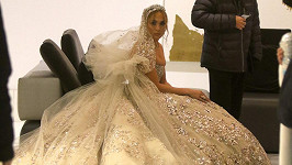 Jennifer Lopez znovu oblékla svatební šaty.