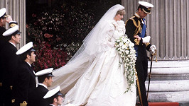 Charles a Diana se brali před 40 lety. 