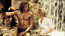 Brendan Fraser v roli krále džungle George. Na snímku s Leslie Mann