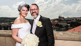 Táňa si brala přítele Petra na terase hotelu s vyhlídkou na Pražský Hrad