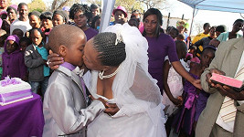 Sanele Masilea a Helen Shabangu při manželském polibku.
