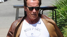 Arnold s podobiznou svého idolu na tričku