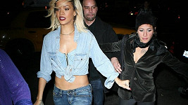 Rihanna v upnutých džínách ukázala, jak zhubla.