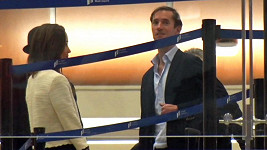 Terminál letiště v Los Angeles: Pippa Middleton a James Matthews přestupují do posledního letadla.