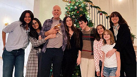 Bruce Willis s oběma manželkami a všemi dcerami tráví čas nejraději...