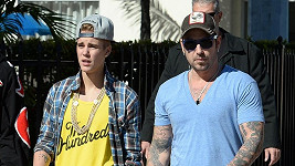 Justin Bieber se svým otcem Jeremym údajně doráželi na letušku. 