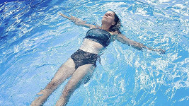 Laďka Něrgešová předvedla extra štíhlé tělo v bikinách v bazénu.