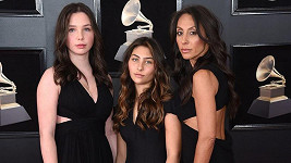 Vicky Karayiannis dorazila na Grammy s dcerami Lily a Toni.