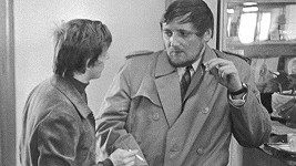Bohuslav Ondráček byl kuřák. Na snímku s Václavem Neckářem na letišti před odletem do Paříže