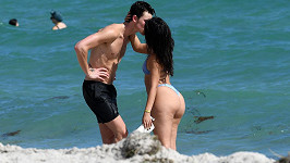 Camila Cabello tokala na pláži se Shawnem Mendesem. 