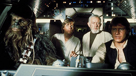 Peter Mayhew jako Chewbacca (vlevo) ve Star Wars. 
