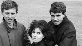 Představitelé hlavních rolí z filmu Starci na chmelu (zleva) Vladimír Pucholt, Ivana Pavlová a Miloš Zavadil na Strahovském stadionu 5. května 1965. 