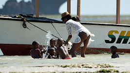 Naomi Campbell s keňskými dětmi. 