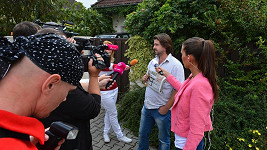 Před dům zpěvačky si Macura pozval novináře.
