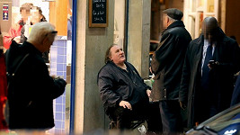 Gérard Depardieu se sousedy v pařížské ulici Cherche-Midi.