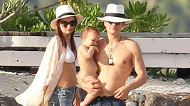 Miranda Kerr s manželem Orlandem Bloomem a synem Flynnem na ostrově Bora Bora.