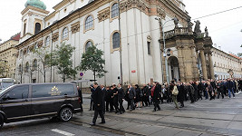 Pohřeb Pavla Landovského ochromil dopravu v Praze.