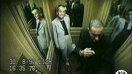 Princezna Diana ve výtahu pařížského hotelu Ritz