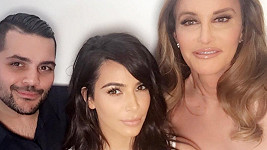 Kim s Caitlyn Jenner a módním návrhářem Michaelem Costellem, jenž se postaral o šaty Caitlyn. 