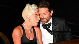 Lady Gaga a Bradley Cooper vystoupili s písní Shallow.