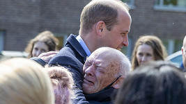 Princ William porušil královský protokol a objal staršího muže, který se při setkání s následníkem trůnu neubránil emocím. 