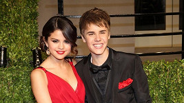 Selena Gomez a Justin Bieber na archivním snímku.