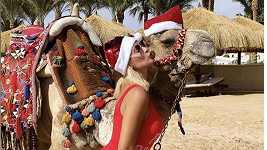 Bára Mottlová posílá vánoční pozdrav z pláže s velbloudem. 