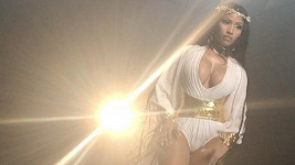 Nicki v tomto kostýmu avizovala vznik dvou nových písní, které vyjdou na chystaném albu DJ Khaleda.