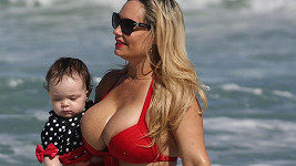 Coco Austin s dcerou na pláži v Miami