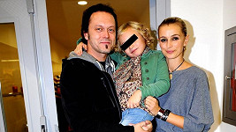 Ivana Jirešová s dcerou a manželem Viktorem Dykem.