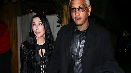 Cher po večeři v restauraci odcházela s Alexanderem ruku v ruce. 