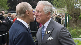 Princ Charles se vítá s otcem princem Philipem (2013)