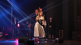 Monika Absolonová zpívá písničku Vánoce s Karlem G.