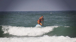 Agáta Prachařová se v Izraeli opět věnuje surfování.