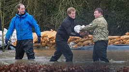 William s Harrym pomáhali uchránit vesnici Datchet před povodněmi. 