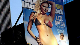 Obálka Sports Illustrated s Kate Upton na titulce visí v centru New Yorku.